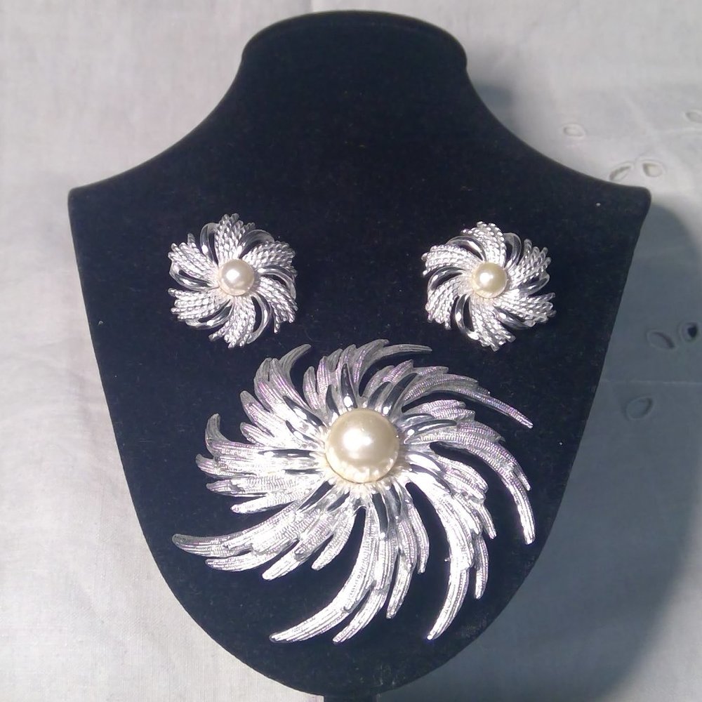 Vintage Sarah Coventry 1960s silver tone faux pearl brooch clip on earrings